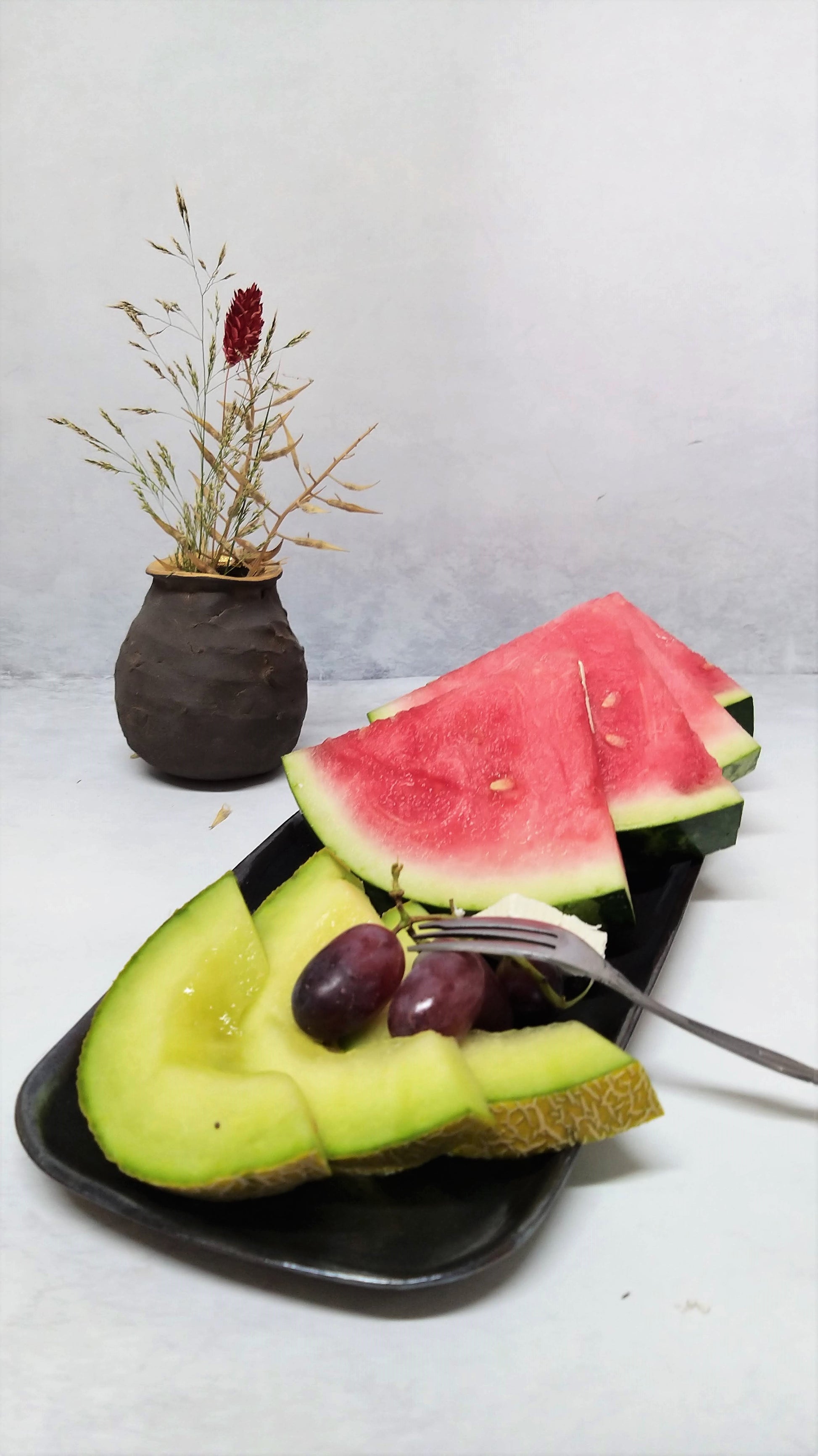 Ceramic tray with fruits