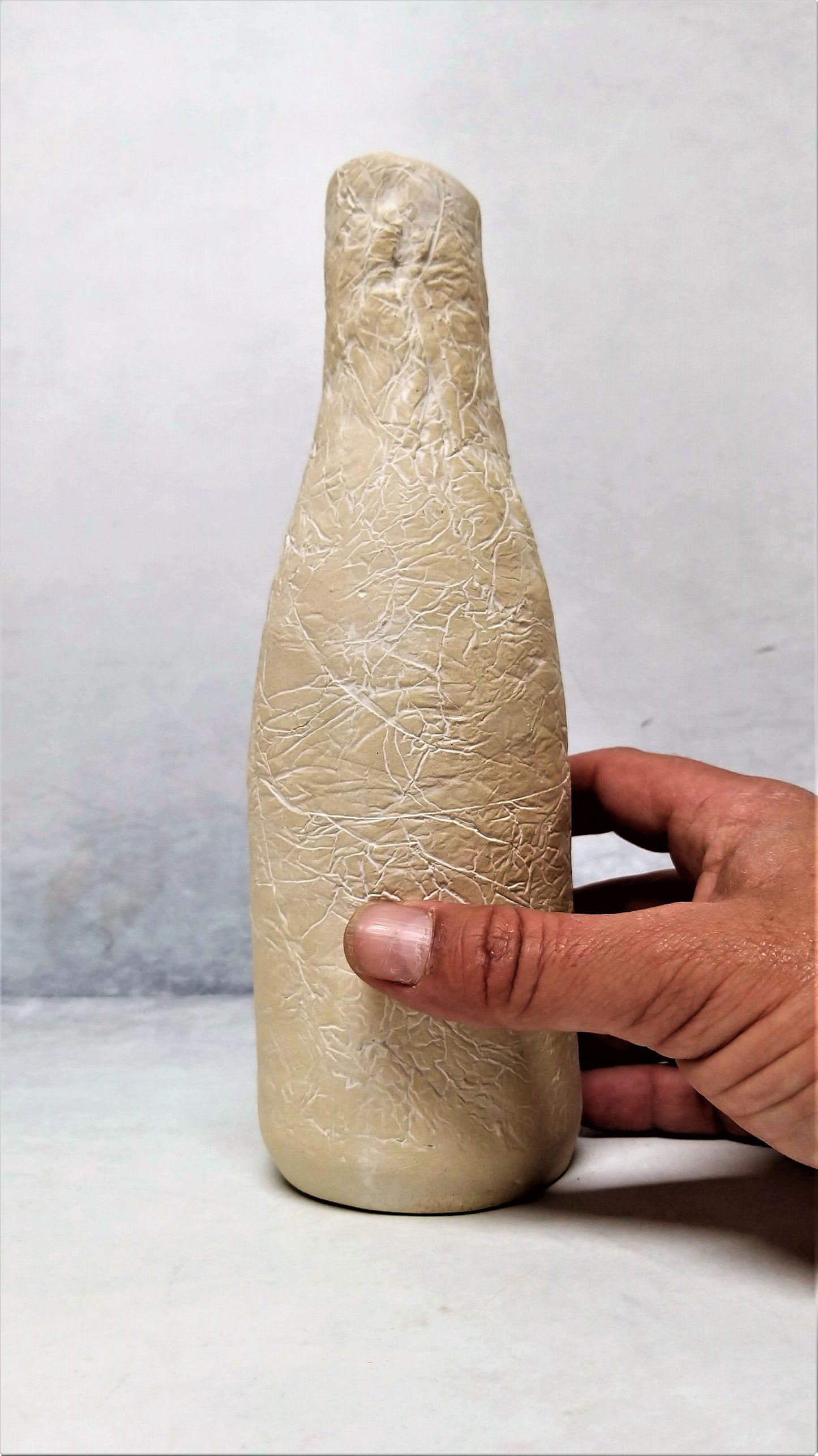 Bottle-shaped vase in ceramic white color