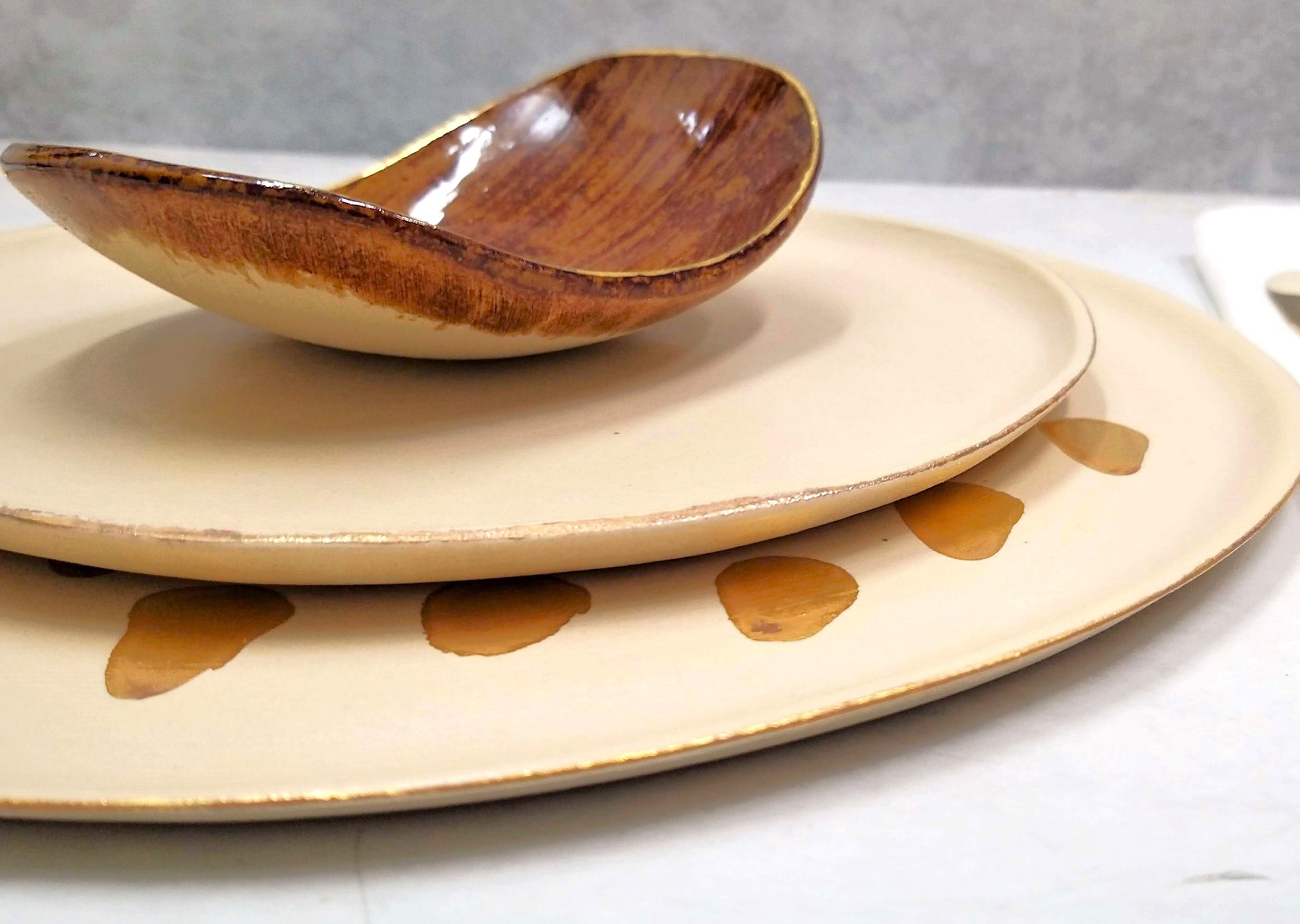 Brown cream with gold plates set