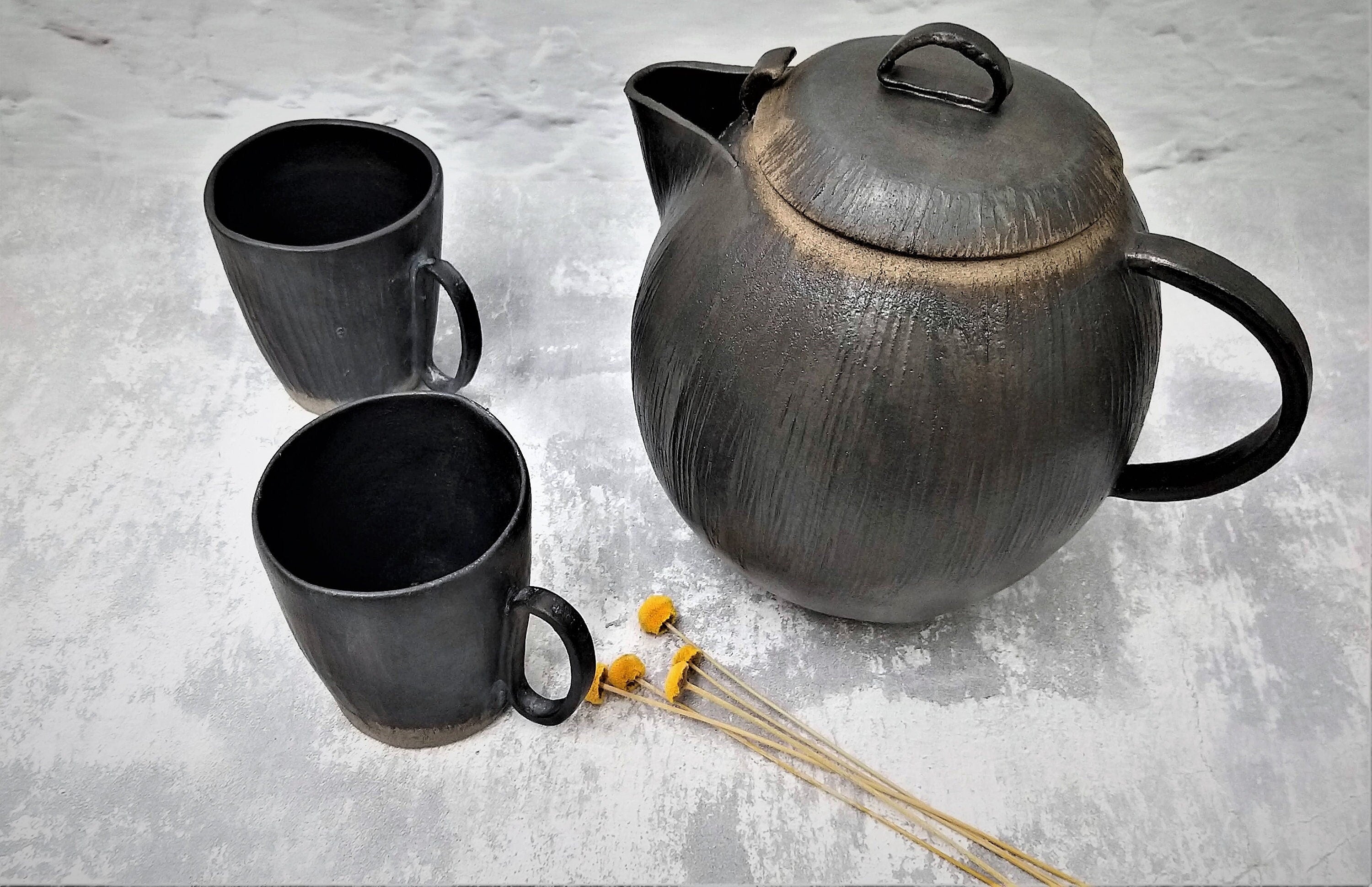 Teapot and mug outlet set