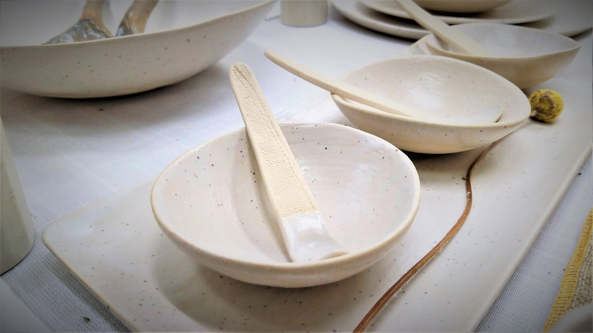 Heart-shaped decorative plates and spoon set