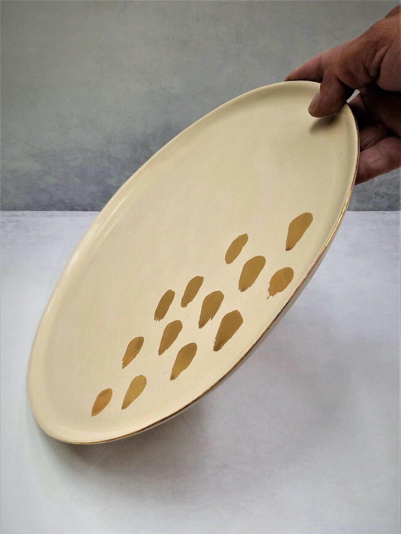 Luxury ceramic plate with gold dots