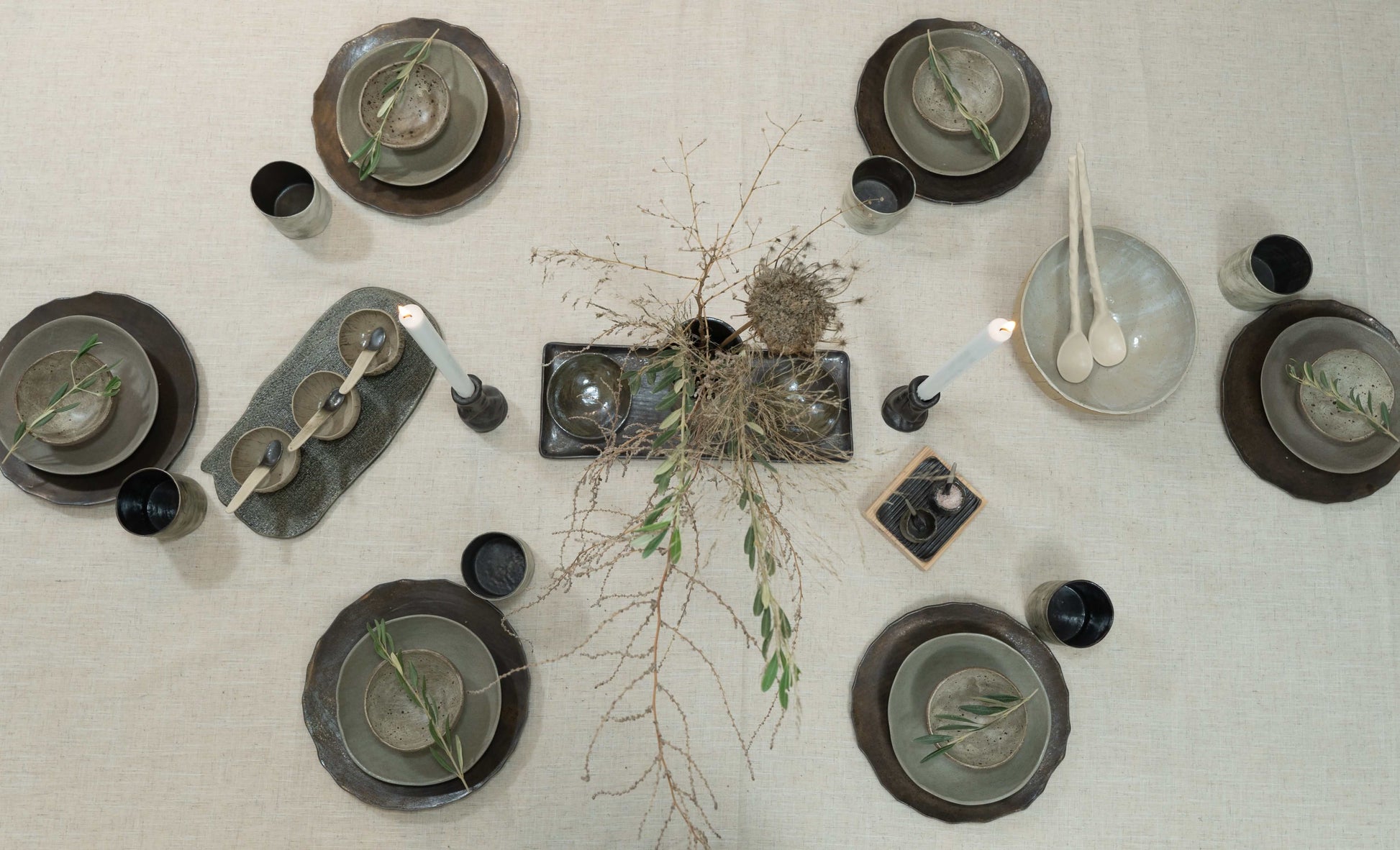 Full table setting with rustic elegance