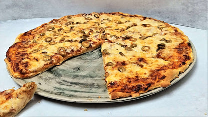 Ceramic handmade tray with pizza