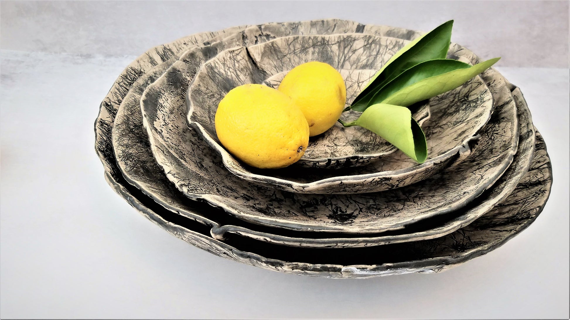 Domingo Fruit Bowl - Large Black Clay Fruit Holder – Modern
