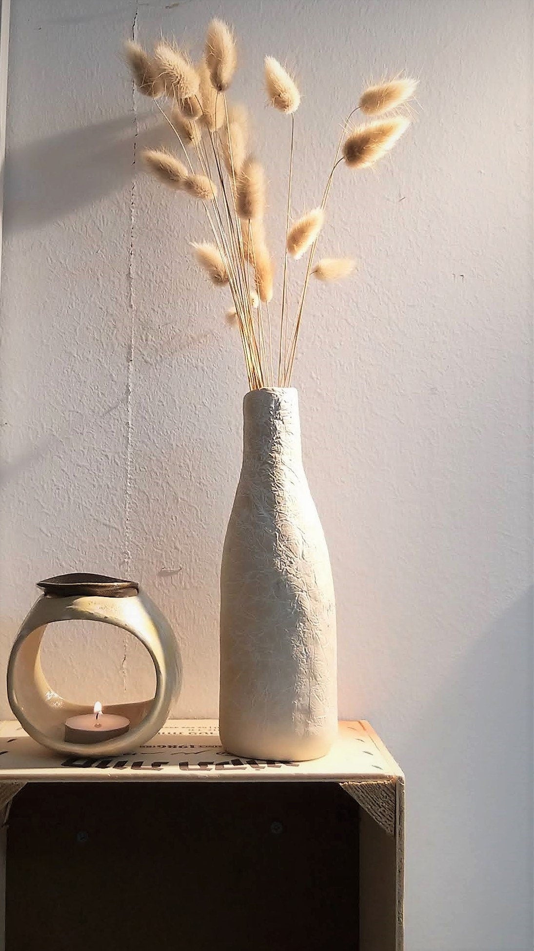 Bottle-shaped vase in ceramic white color